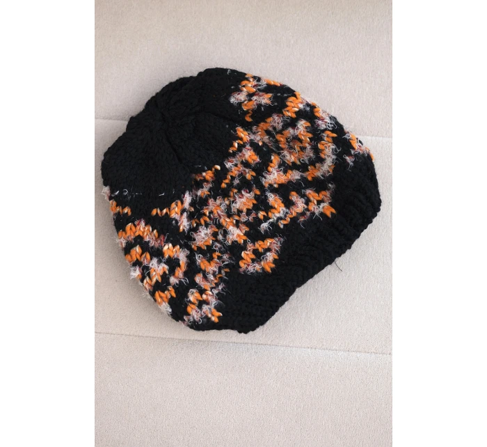 Dámska zimná čiapka s farebnými vzormi a hrubým úpletom K353 black+orange