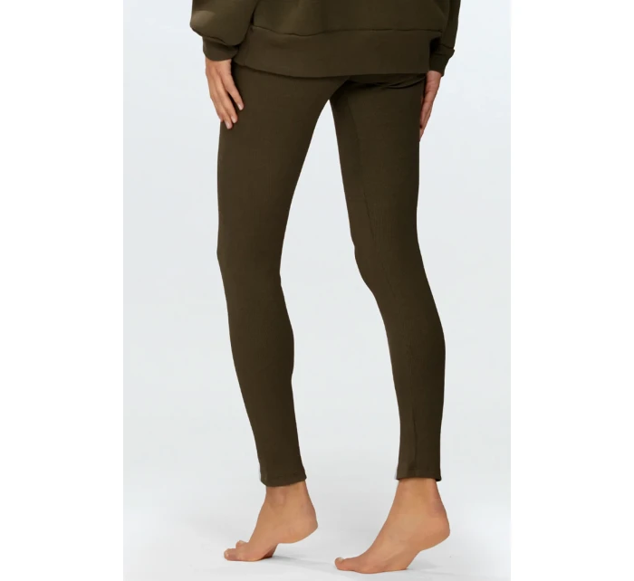 Dkaren Oseye-Le farba:khaki