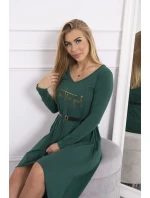 Šaty s ozdobným pásikom a nápisom tmavo zelené Šaty s ozdobným pásikom a nápisom tmavo zelené