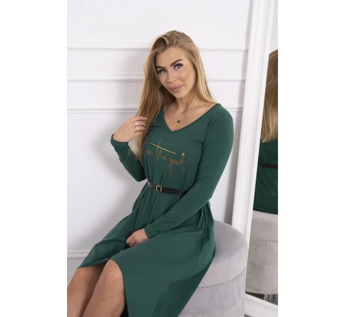 Šaty s ozdobným pásikom a nápisom tmavo zelené Šaty s ozdobným pásikom a nápisom tmavo zelené