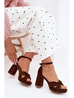 Dámské sandály na podpatku z imitace semiše čokoládové model 22107177 - Boto Dámské sandály na podpatku z imitace semiše čokoládové model 22107177 - Boto