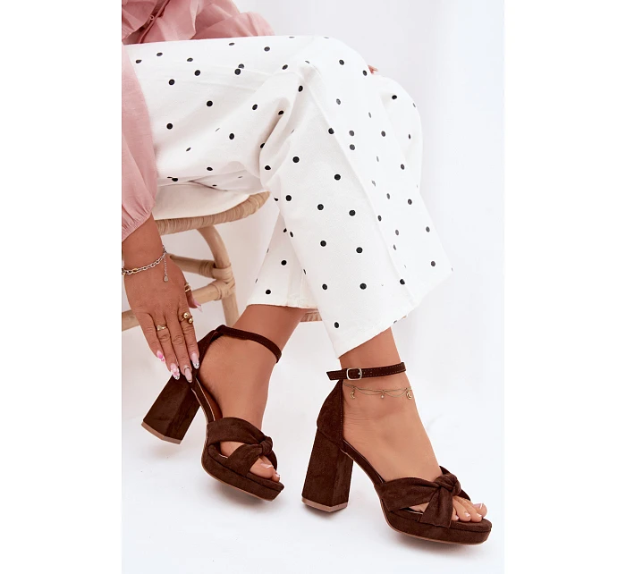 Dámské sandály na podpatku z imitace semiše čokoládové model 22107177 - Boto Dámské sandály na podpatku z imitace semiše čokoládové model 22107177 - Boto