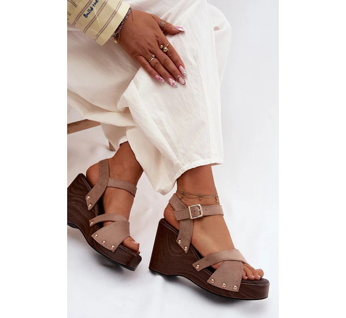 Dámské sandály na platformě se zlatými přezkami Béžové model 22122841 - Boto