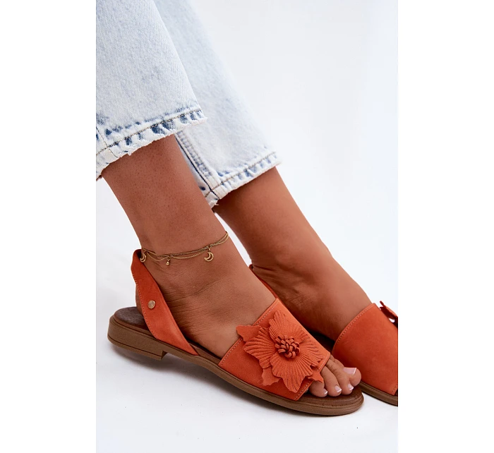 Kožené semišové sandály na plochém podpatku s ozdobným květem model 22122953 Oranžové - Zazoo