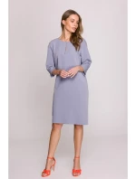 Šaty uvolněného střihu s výstřihem s   šedá model 20966109 - STYLOVE