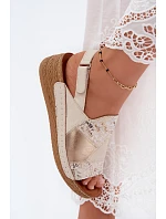 Dámske kožené sandále na platforme s pleteným vzorom Maciejka L7067-04 Beige Dámske kožené sandále na platforme s pleteným vzorom Maciejka L7067-04 Beige