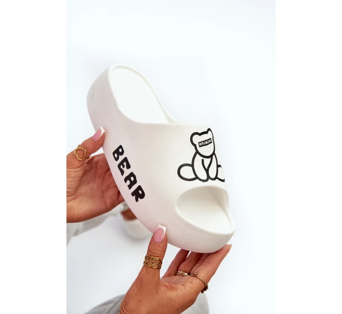 Piankowe Klapki Damskie Na Masywnej Podeszwie Z Misiem Białe Lamira