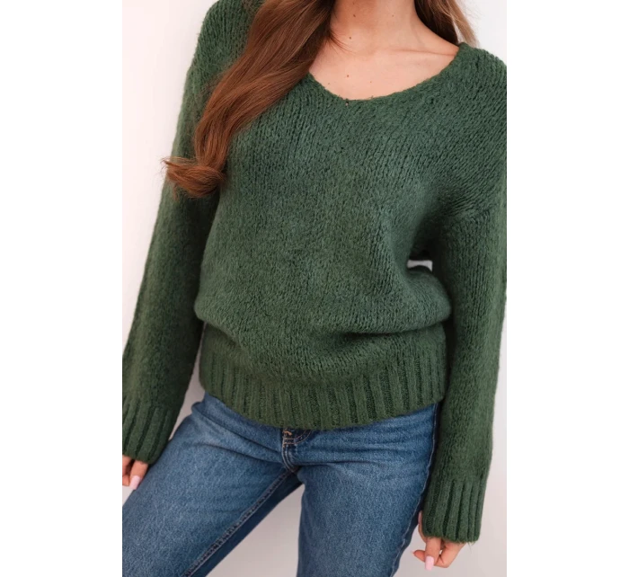 Dámsky sveter s výstrihom do V a vlnou v khaki farbe Dámsky sveter s výstrihom do V a vlnou v khaki farbe