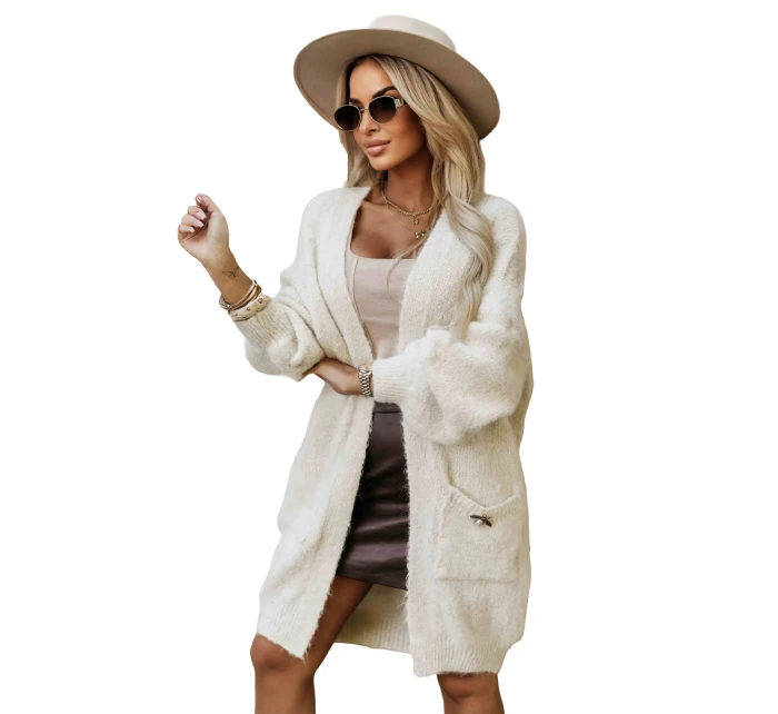 628-1 Módny oversize sveter s ozdobnou brošňou a praktickými vreckami - béžový 628-1 Módny oversize sveter s ozdobnou brošňou a praktickými vreckami - béžový