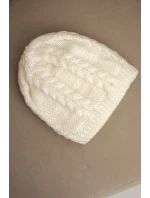 Dámská zimní čepice z vlny s copánkovým vzorem model 21750370 ecru - K-Fashion Dámská zimní čepice z vlny s copánkovým vzorem model 21750370 ecru - K-Fashion