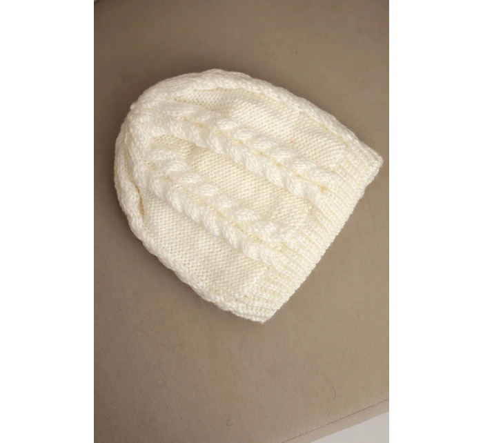 Dámská zimní čepice z vlny s copánkovým vzorem model 21750370 ecru - K-Fashion Dámská zimní čepice z vlny s copánkovým vzorem model 21750370 ecru - K-Fashion