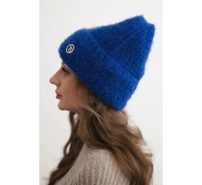 Dámska zimná čiapka z nadýchanej priadze a s elegantným gombíkom Dámska zimná čiapka z nadýchanej priadze a s elegantným gombíkom