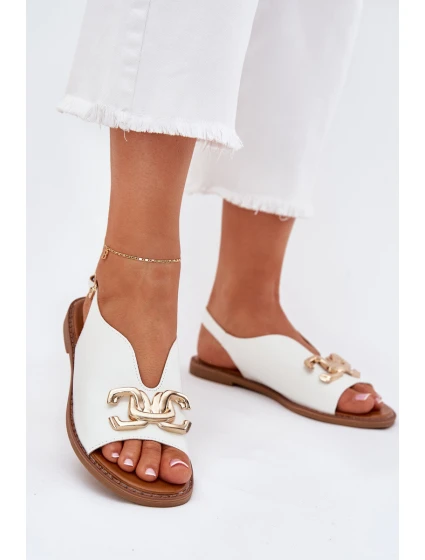 Dámské Sandály Na Plochém Podpatku Se Zlatou Dekorací Bílé model 21701658 - EVENTO
