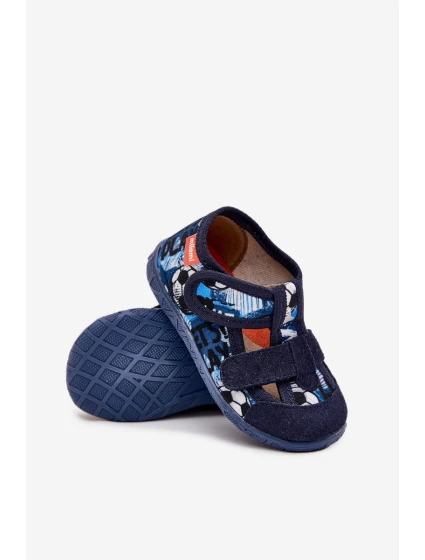Detské papuče na suchý zips - tmavomodré Reathiana (s motívom lopty) Detské papuče na suchý zips - tmavomodré Reathiana (s motívom lopty)