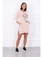 Šaty s dlhším chrbtom a farebnou potlačou v tmavo púdrovo ružovej farbe
