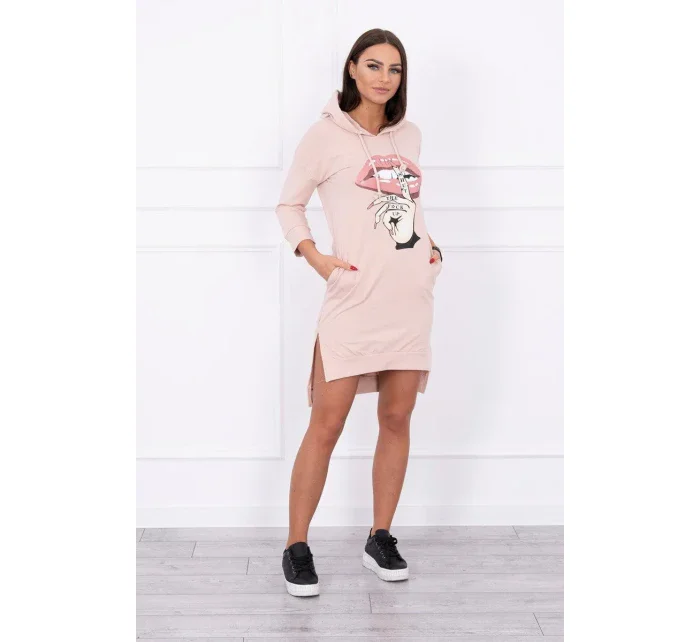Šaty s dlhším chrbtom a farebnou potlačou v tmavo púdrovo ružovej farbe