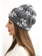 Dámská zimní čepice z vlny s krystaly model 21750430 grafitová - K-Fashion Dámská zimní čepice z vlny s krystaly model 21750430 grafitová - K-Fashion