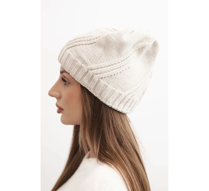 Dámská zimní čepice s vlnou a zdobením z béžová model 21783041 - K-Fashion Dámská zimní čepice s vlnou a zdobením z béžová model 21783041 - K-Fashion