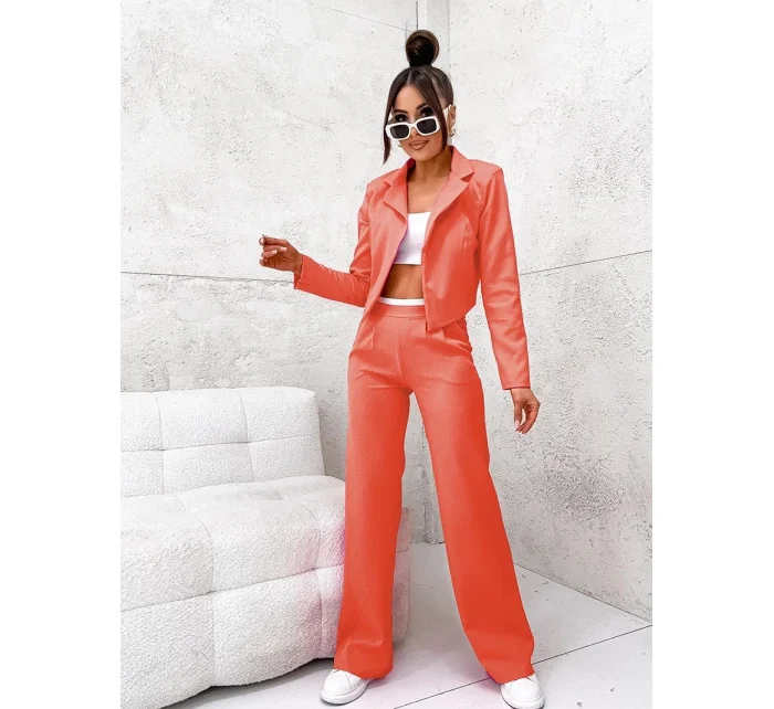 Dámska súprava v koralovej farbe - krátke sako a široké nohavice (8263) Dámska súprava v koralovej farbe - krátke sako a široké nohavice (8263)