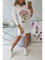 Šaty s dlhším chrbtom a farebnou potlačou bielej farby