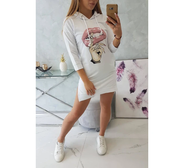 Šaty s dlhším chrbtom a farebnou potlačou bielej farby