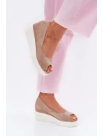 Dámské sandály na klínu z eko semiše béžové model 21702475 - Boto Dámské sandály na klínu z eko semiše béžové model 21702475 - Boto