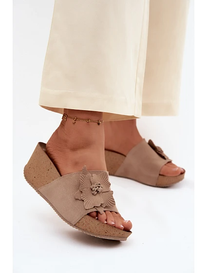 Kožené semišové dámské pantofle na platformě s ozdobným květinovým vzorem model 22125922 Cappuccino - Zazoo