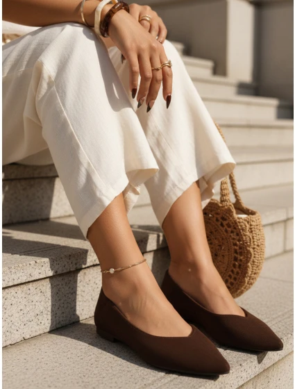 Dámske semišové baleríny so špicatou špičkou hnedej farby FashionStreet ZY1423