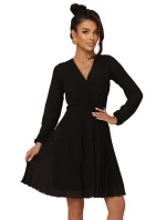 ISABELLE plisované šaty s dlouhými rukávy a výstřihem BLACK model 21215944 - numoco
