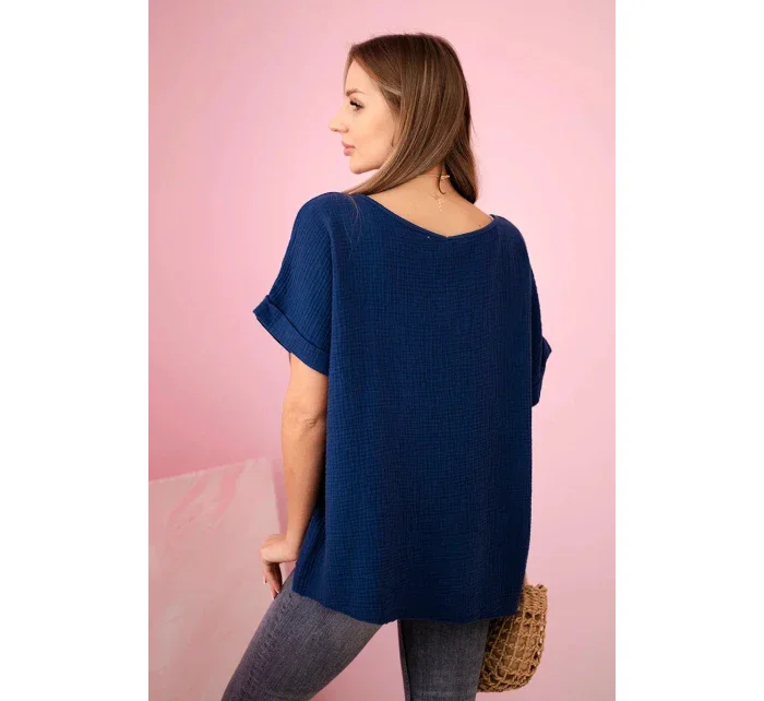 Mušelínová blúzka s náhrdelníkom tmavomodrá