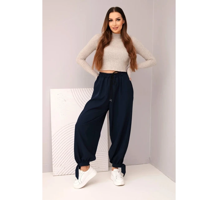 Dámske nohavice so širokými nohavicami a viazaním v spodnej časti modrej farby