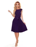 LILA Tmavě modré dámské plisované šaty s krátkými rukávy model 17276548 - numoco LILA Tmavě modré dámské plisované šaty s krátkými rukávy model 17276548 - numoco