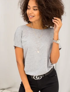 Šedé tričko se zadním výstřihem