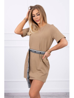 Šaty s ozdobným pásikom camel