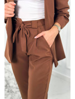 Elegantné sako s nohavicami zaviazanými vpredu hnedý