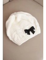 Dámska zimná čiapka s ozdobnou mašľou a vrkočovým vzorom K438 ecru Dámska zimná čiapka s ozdobnou mašľou a vrkočovým vzorom K438 ecru