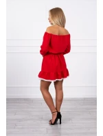 Šaty s odhalenými ramenami a čipkou červenej farby