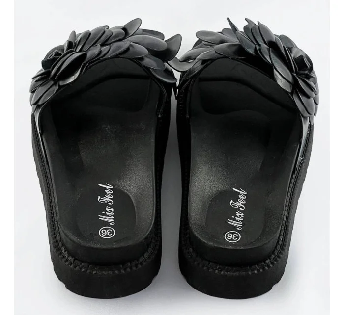 Černé dámské pantofle s květinou model 17352391 - Mix Feel Černé dámské pantofle s květinou model 17352391 - Mix Feel