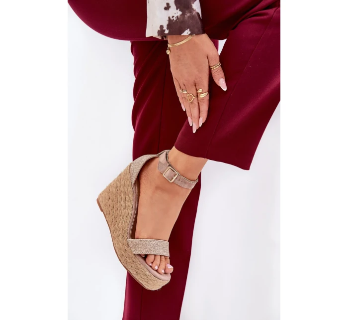 Model topánok na klinoch 209911 Krok v štýle