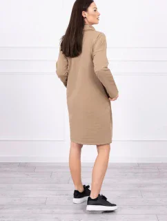 Velbloudí šaty s kravatou