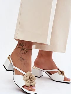 Kožené dámské sandály na podpatku s květinou bílé model 22140994 - Boto