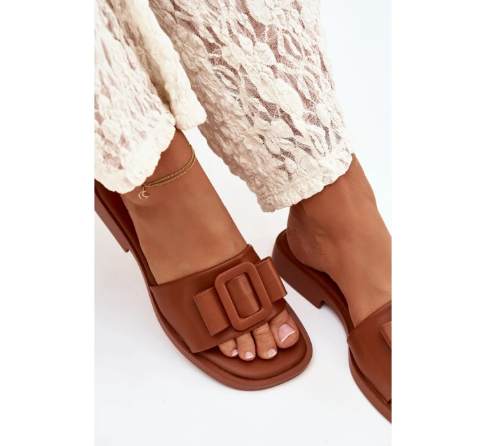 Dámské nazouváky na ploché podrážce s přezkou Camel model 21900536 - Boto Dámské nazouváky na ploché podrážce s přezkou Camel model 21900536 - Boto