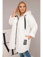 Dámská bunda Plus Size prošívaná s kapucí a nápisem model 21808655 bílá - K-Fashion Dámská bunda Plus Size prošívaná s kapucí a nápisem model 21808655 bílá - K-Fashion
