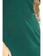 Dámske šaty v fľaškovo zelenej farbe s výstrihom a volánikmi model 7189824 Dámske šaty v fľaškovo zelenej farbe s výstrihom a volánikmi model 7189824