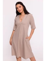 model 19670399 Trapézové šaty s výstřihem do V béžové - BeWear model 19670399 Trapézové šaty s výstřihem do V béžové - BeWear