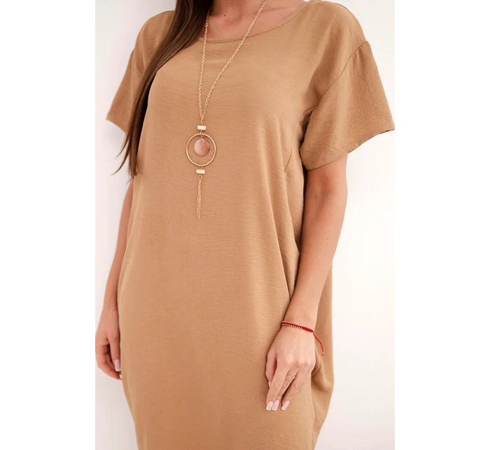 Šaty s kapsami a přívěskem Velbloud