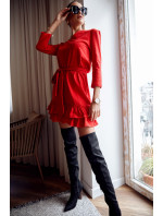 Jednoduché šaty s volánmi a červeným opaskom