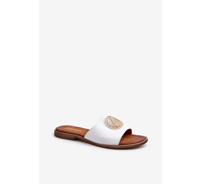 model 21665479 Kožené Žabky Na Ploché Podrážce S Ozdobou Bílé - Zazoo