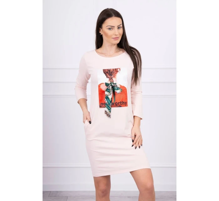 model 18744006 pudrově růžové šaty s 3D grafikou - K-Fashion model 18744006 pudrově růžové šaty s 3D grafikou - K-Fashion