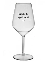 NĚKDO TO VYPÍT MUSÍ - čirá nerozbitná sklenice na víno 470 ml